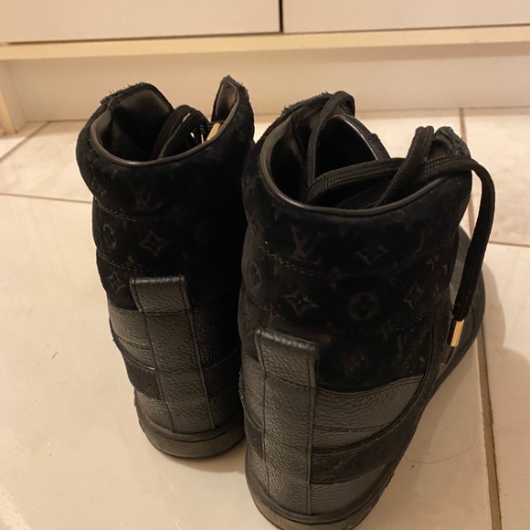Authentic LV sneakers - Picture 3 of 5